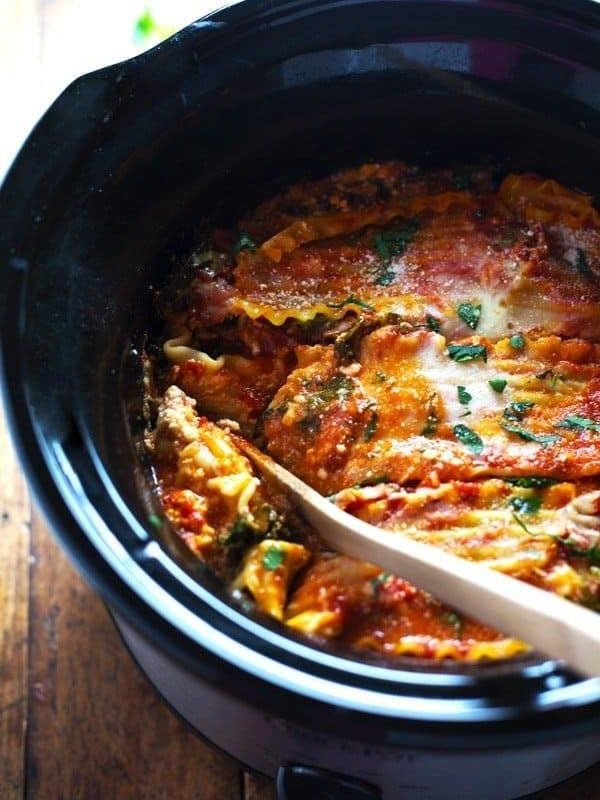 Super Easy Skinny Veggie Crockpot Lasagna - a handful of simple ingredients for a healthy family dinner. | https://discovery-lab.online
