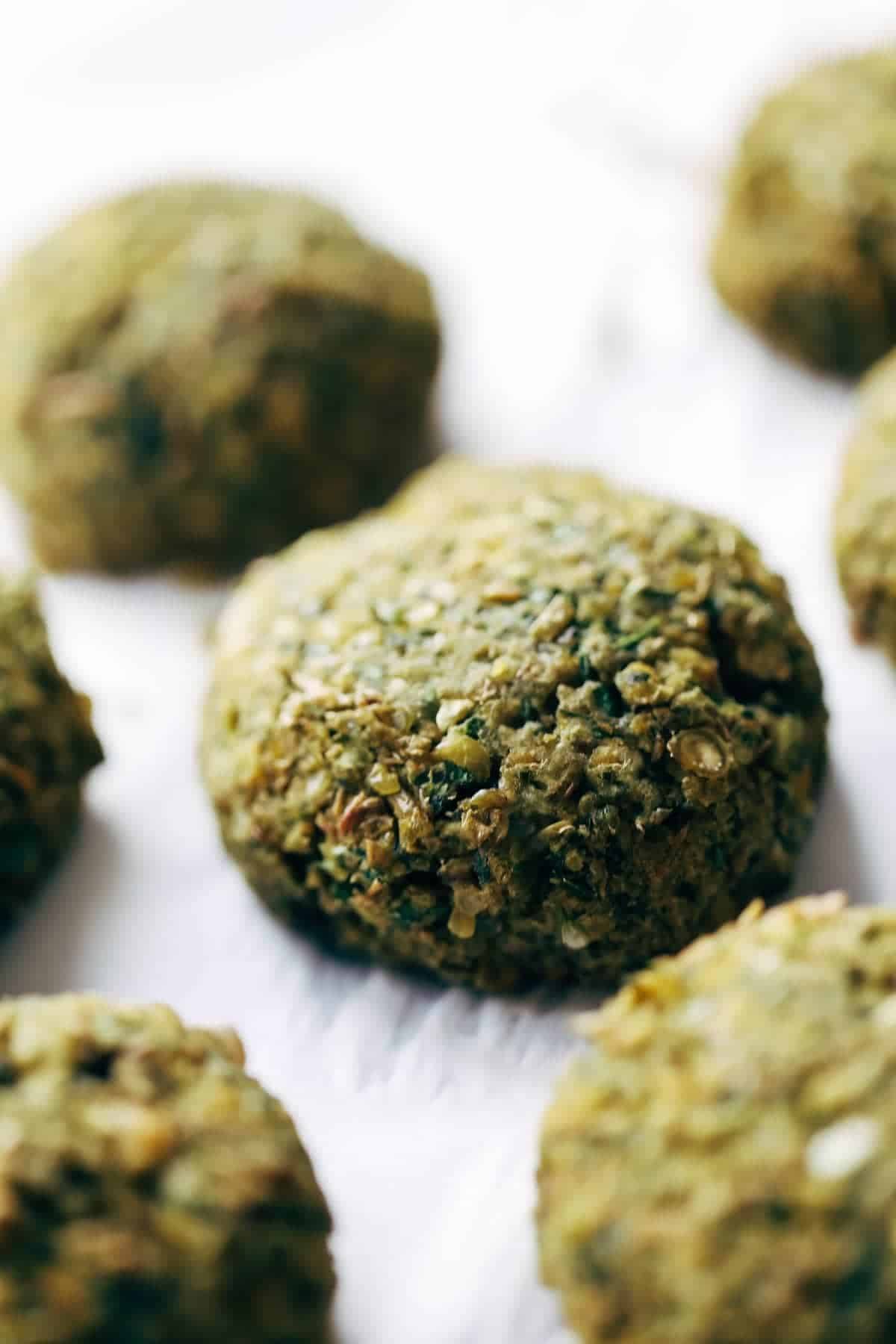 Easy baked falafel at home in 30 minutes WITHOUT deep frying! Features lentils, herbs, garlic, lemon juice. Use in salads, sandwiches, healthy recipes. | pinchofyum.com Easy baked falafel at home in 30 minutes WITHOUT deep frying! Features lentils, herbs, garlic, lemon juice. Use in salads, sandwiches, healthy recipes. | pinchofyum.com