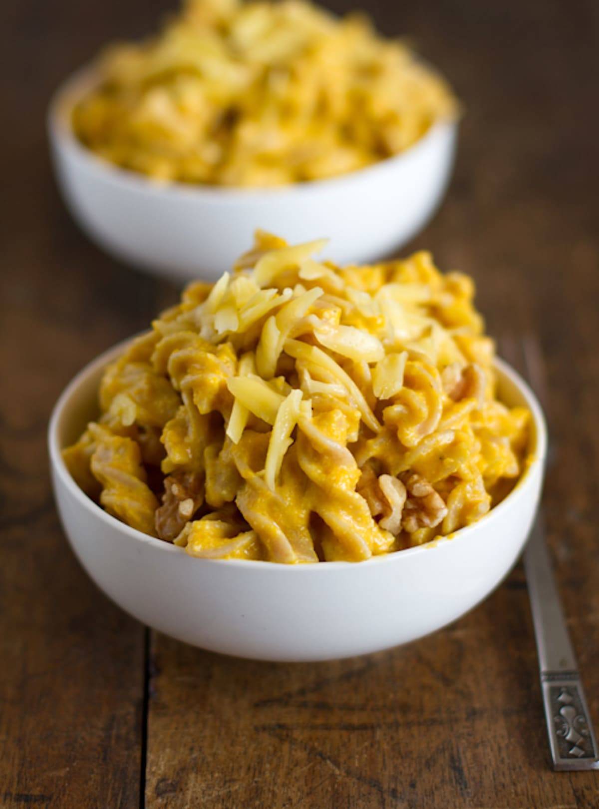 White cheddar mac n' cheese in two bowls.